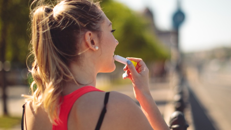 mettre du baume à lèvres en été